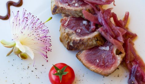 tonno scottato con cipolle al pignatello